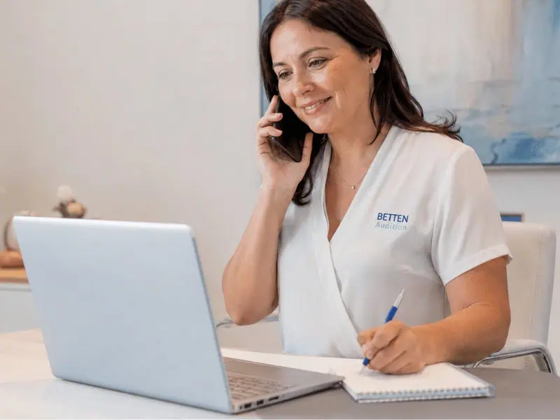 Ejecutiva Betten Audition agendando una visita de audiometría